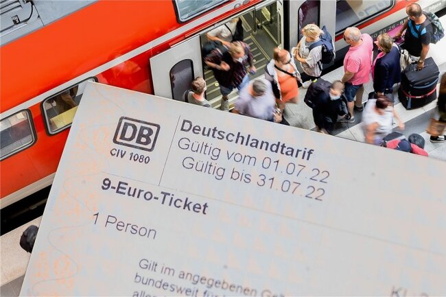 Das 9-Euro-Ticket hat deutlich mehr Menschen zum Fahren mit öffentlichen Verkehrsmitteln gebracht als vor der Einführung. Nun wird um eine Nachfolgeregelung für das auslaufende Modell gerungen. 