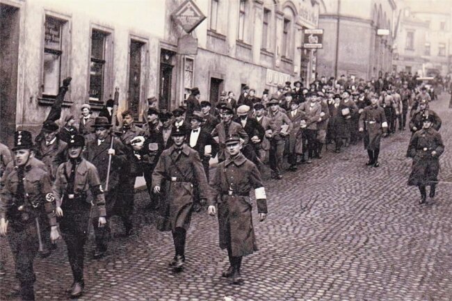 Folterhölle Volkshaus Reichenbach: NS-Frauen bringen Kissen gegen Schreie der Misshandelten - Der Pflastersteinmarsch im März 1933. Das Foto entstand Am Graben.