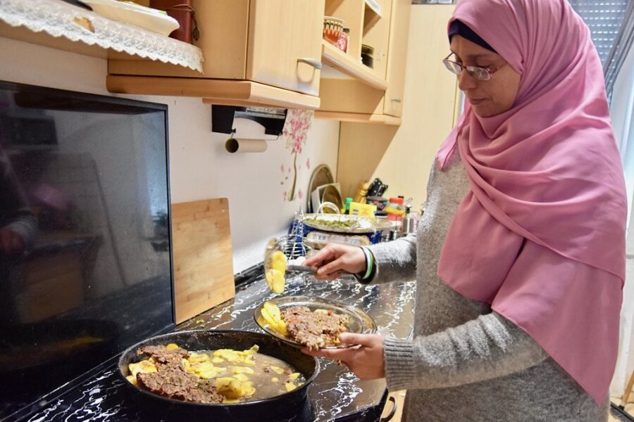 Mary Al Aboud hat am Donnerstag mit ihren Vorbereitungen für das Food-Festival begonnen. Sie will am heutigen Freitagnachmittag ein Fleischgericht aus ihrer Heimat anbieten. 