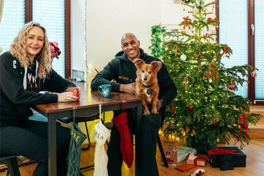 Football im TV und ein Mitspieler als Gast: So feiert ein US-Spieler der Niners Chemnitz Weihnachten - DeAndre Lansdowne und seine Frau Andrea feiern Weihnachten in den eigenen vier Wänden – wenn denn Zeit dafür ist.