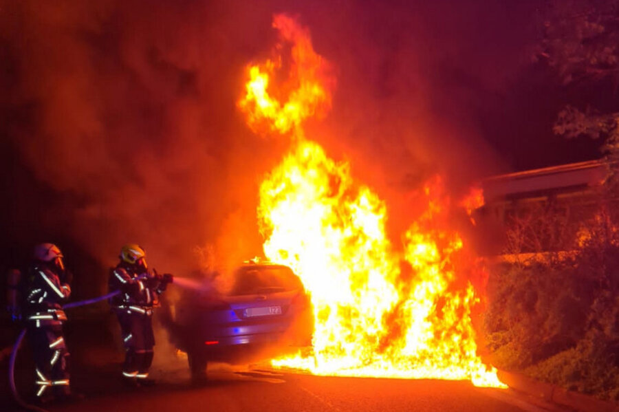 Ford auf A4-Rastplatz bei Wüstenbrand in Flammen - Auf dem Rastplatz "Rabensteiner Wald" ist in der Nacht zu Mittwoch ein Pkw in Brand geraten.