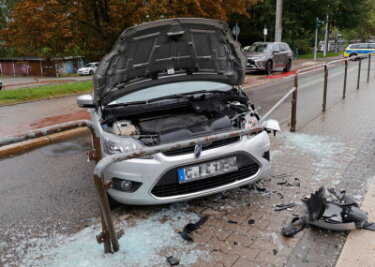 Ford beschädigt Geländer an Straßenbahnhaltestelle in Chemnitz-Kapellenberg - Der Fahrer kam links von der Straße ab und krachte in ein Geländer.