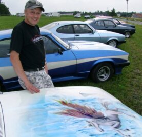 
              <p class="artikelinhalt">Diethardt Behrendt präsentiert die mit dem Pegasus-Motiv kunstvoll gestaltete Motorhaube seines Ford Capri. </p>
            