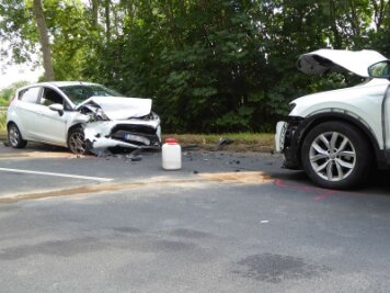 Ford-Fahrerin bei Frontalzusammenstoß schwer verletzt - Bei einem Unfall auf der Werdauer Straße in Zwickau sind am Donnerstagnachmittag zwei Autofahrerinnen verletzt worden.