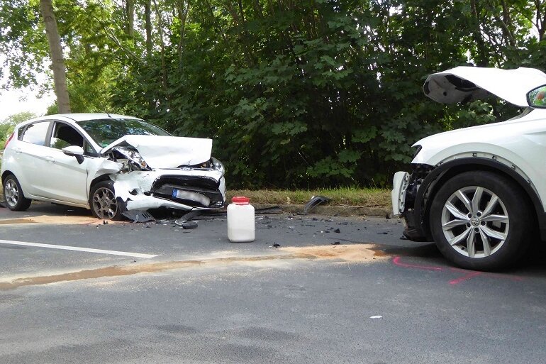 Ford-Fahrerin bei Frontalzusammenstoß schwer verletzt - Bei einem Unfall auf der Werdauer Straße in Zwickau sind am Donnerstagnachmittag zwei Autofahrerinnen verletzt worden.