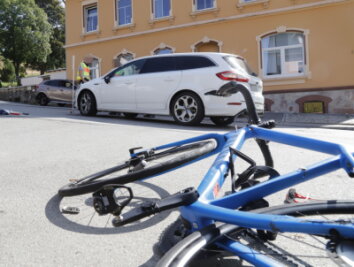 Ford knallt frontal gegen Fahrrad: Radfahrer verletzt - 