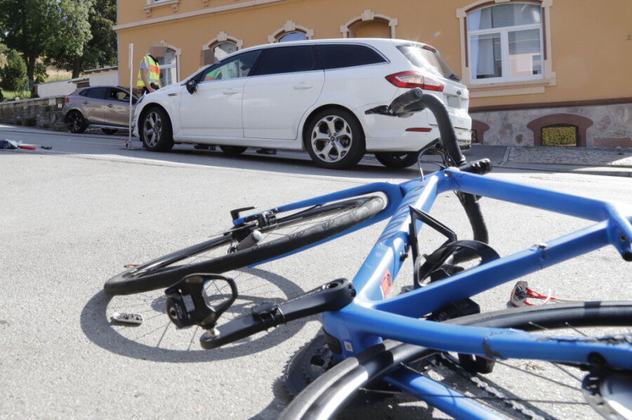 Ford knallt frontal gegen Fahrrad: Radfahrer verletzt - 