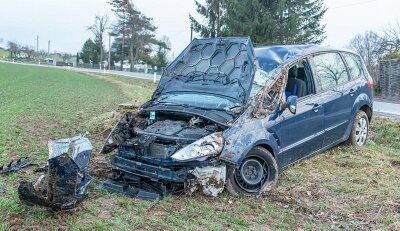 Ford überschlägt sich - Fahrerin verletzt - Die 28-jährige Fahrerin eines Fords ist am Dienstnachmittag bei einem Unfall in Glauchau schwer verletzt worden.