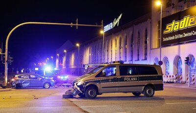 Ford und Fahrrad kollidieren mit Polizeitransporter - Ford und Fahrrad kollidieren mit Polizeitransporter in der Nacht zu Samstag in Chemnitz.
