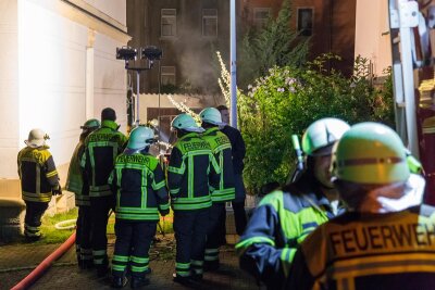 Ford und Papiertonnen stehen in Oelsnitz in Flammen - Erneut musste die Feuerwehr in der Nacht zum Donnerstag zu einer Brandserie in Oelsnitz ausrücken.