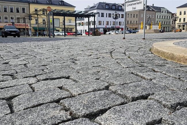 Forderung: Oelsnitzer Markt soll bis zum Sperkenfest gesandet werden - Das Pflaster am Oelsnitzer Markt weist zum Teil tiefe Fugen auf.