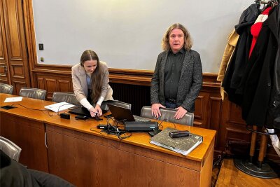 Forensiker aus Mittweida berichtet über den Fall Ofarim - Professor Dirk Labudde und seine Mitarbeiterin Svenja Preuß am Landgericht Leipzig beim Prozess gegen Gil Ofarim.