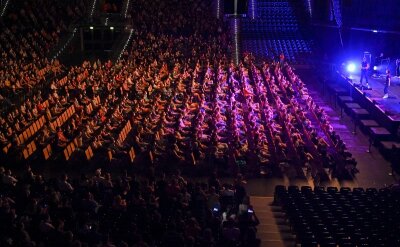 Forscher geben grünes Licht für Großveranstaltungen - aber nur unter Vorbehalt - Probanden eines Großversuchs der Universitätsmedizin Halle/Saale verfolgen in der Arena Leipzig ein Konzert des Popsängers Tim Bendzko.