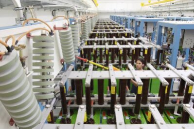Uwe Helbig, technischer Mitarbeiter im Helmholtz-Zentrum Dresden, überprüft Pulsentladungs-Module in der leistungsstärksten Kondensatorbank der Welt. Sie versorgt die Magnetspulen im Hochfeld-Magnetlabor Dresden mit der nötigen Energie.  