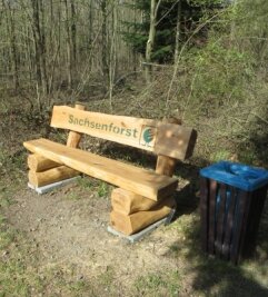 Forst stellt neue Bänke auf - Unter anderem im Rossauer Wald sind solche aus heimischen Hölzern gefertigte Bänke aufgestellt worden. 
