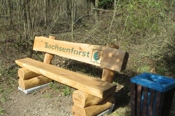 Forst stellt neue Bänke auf - Unter anderem im Oederaner Wald sind solche aus heimischen Hölzern gefertigte Bänke aufgestellt worden. 