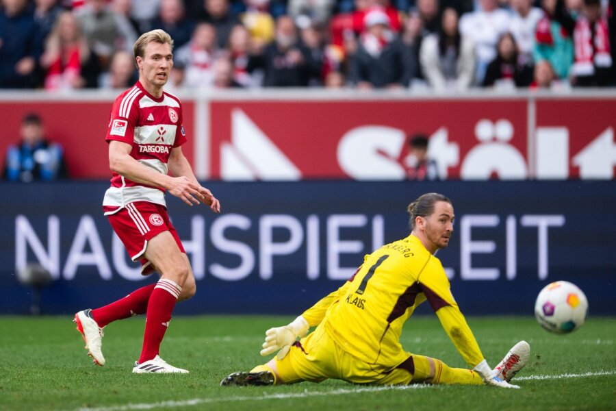 Fortuna Düsseldorf behauptet Vorsprung auf HSV - Der Düsseldorfer Vincent Vermeij (l) trifft zum 2:0.