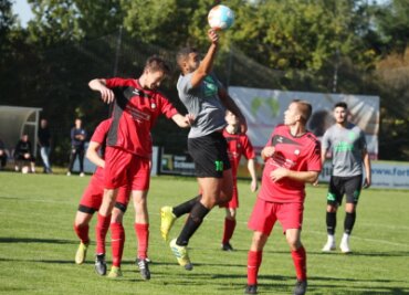Fortuna schießt den Pokalsieger ab - Überraschend deutlich mit 6:1 hat sich der FC Fortuna Plauen gegen den amtierenden Vogtlandpokalsieger Werda durchgesetzt. Hier behauptet sich Ahmed Zaim (Mitte) gegen Werdas Karel Fassel.