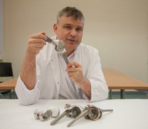 Forum: Gelenkprothesen bald maßgeschneidert? - Dr. Kai Wolfram von der Zeisigwaldklinik Bethanien in Chemnitz mit Teil- und Vollprothesen fürs Knie.