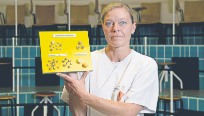 Forum: Winzige Ursache, schmerzhafte Wirkung - Nicole Schwerdtfeger vom Institut für Pathologie der Dresdner Uniklinik zeigt, wie verschiedene Gallensteine aussehen können.