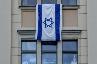 Forum zum Krieg in Israel steigt in Reichenbach - Israel-Flagge am Bildungs- und Begegnungszentrum für jüdisch-christliche Geschichte und Kultur in Reichenbach.