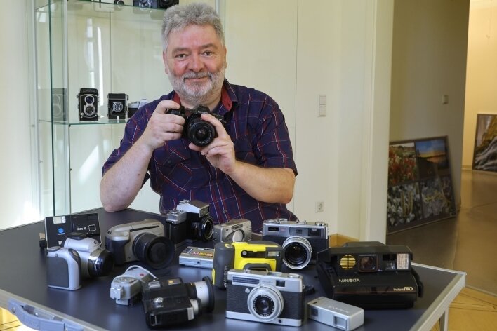 Dirk Wieland, Vorsitzender des Fotoclubs Oelsnitz, zeigt seine Kamerasammlung.