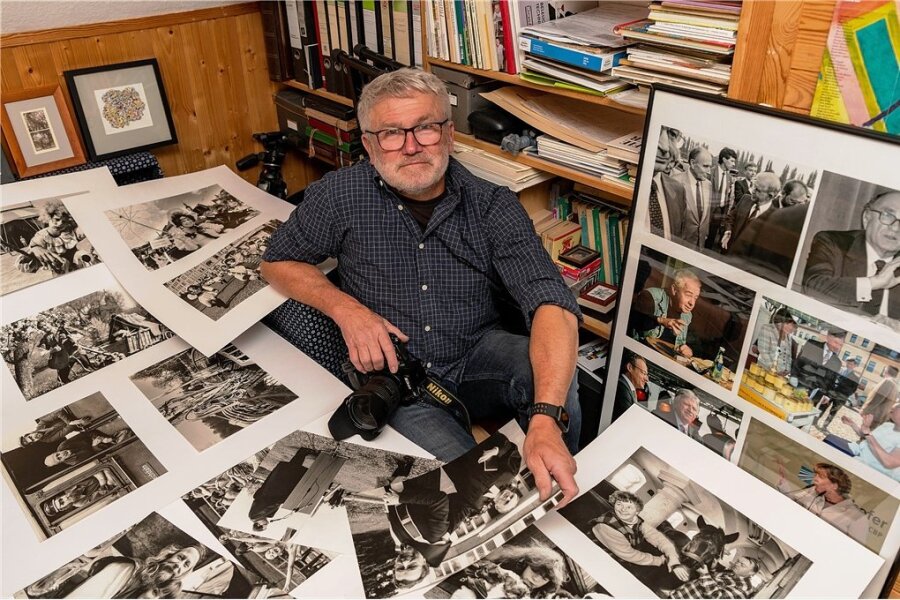 Fotograf Wiegand Sturm inmitten alter Fotos in seinem Arbeitszimmer in Rochsburg. 