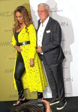 Vorstellung der neuen Marc-Cain-Mode. Gründer Helmut Schlotterer posiert mit dem Stargast des Abends, das US-amerikanische Supermodel Tyra Banks, auf dem Roten Teppich.
