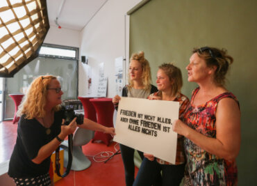 Fotografin setzt Botschaften für Frieden in Szene - Karla Mohr (von links) fotografiert für ihre Friedens-Aktion Bara Camilla Schreiter, Magdalena Mohr und Anja Teubel-Bondzio.