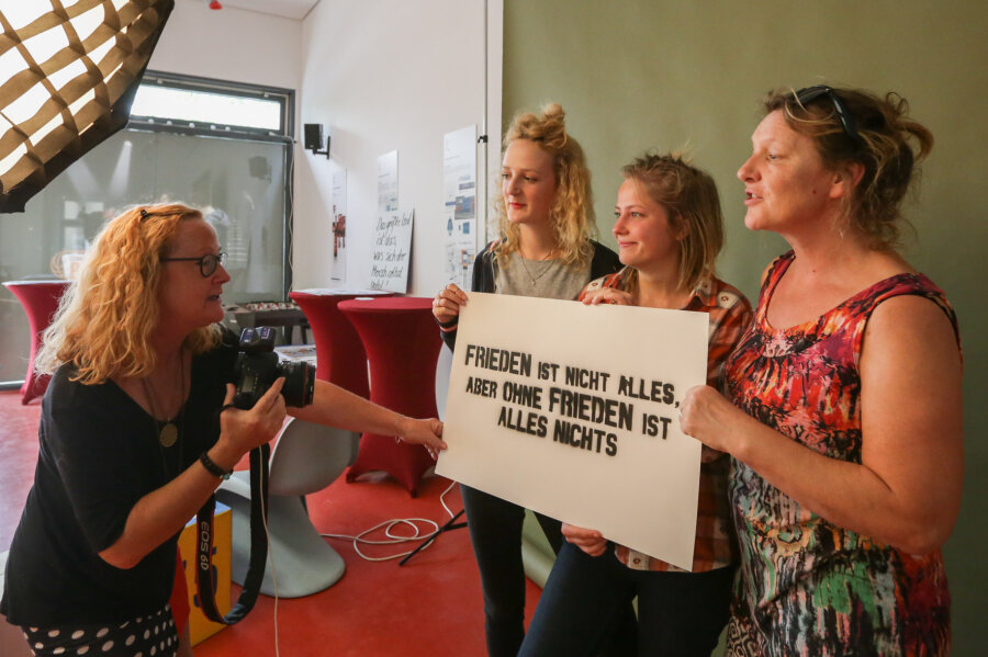 Fotografin setzt Botschaften für Frieden in Szene - Karla Mohr (von links) fotografiert für ihre Friedens-Aktion Bara Camilla Schreiter, Magdalena Mohr und Anja Teubel-Bondzio.