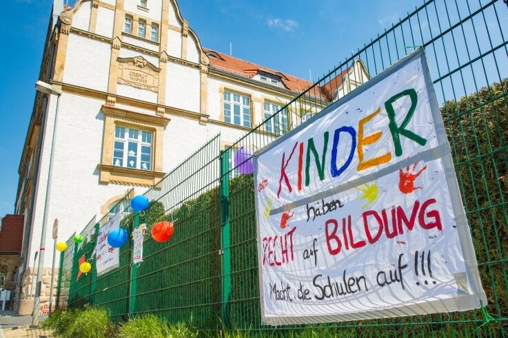Fotopost aus Flöha flattert gen Berlin und Dresden - Plakate wie dieses am Zaun nahe der Friedrich-Schiller-Grundschule bewegen die Gemüter in Flöha.