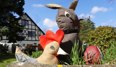 Fotorätsel 1356: Von Hasen, Hennen und Schnecken - Auf dem Dorfplatz in Schneckengrün wurde originell eine Schale zum Fest mit Hase und Henne geschmückt.