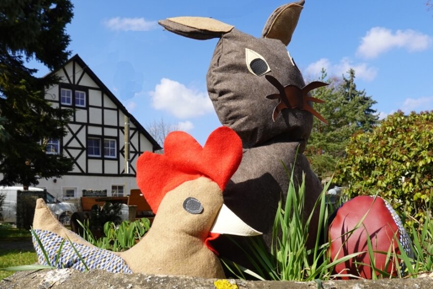Fotorätsel 1356: Von Hasen, Hennen und Schnecken - Auf dem Dorfplatz in Schneckengrün wurde originell eine Schale zum Fest mit Hase und Henne geschmückt.