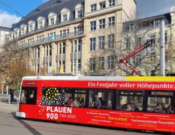 Fotorätsel 1385: Tram im Blick - Straßenbahnen erinnern mit ihren Aufschriften an "900 Jahre Plauen".