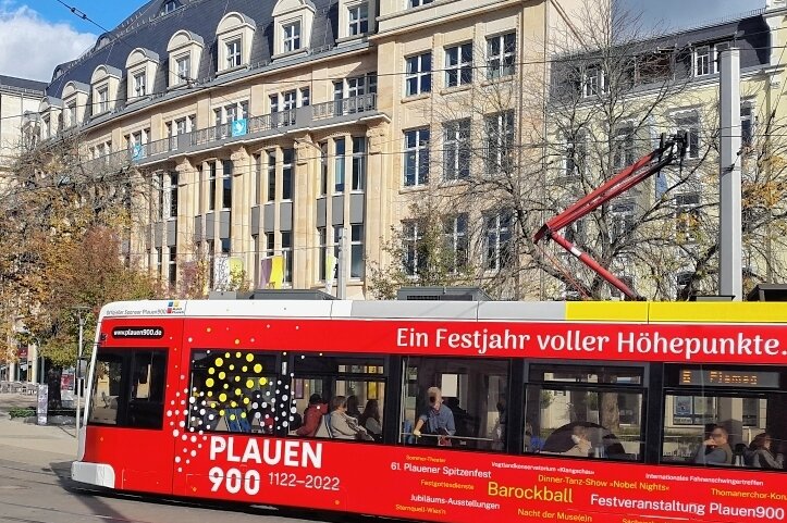 Fotorätsel 1385: Tram im Blick - Straßenbahnen erinnern mit ihren Aufschriften an "900 Jahre Plauen".