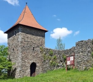 Fotorätsel: Wiedersberg weckt vielerlei Erinnerungen - Auf einem Sporn über Wiedersberg stehen seit 800 Jahren die Ruinen einer Höhenburg. Außer dem Turm sind es meist nur Mauerreste, die den früheren Innenhof umschließen. 