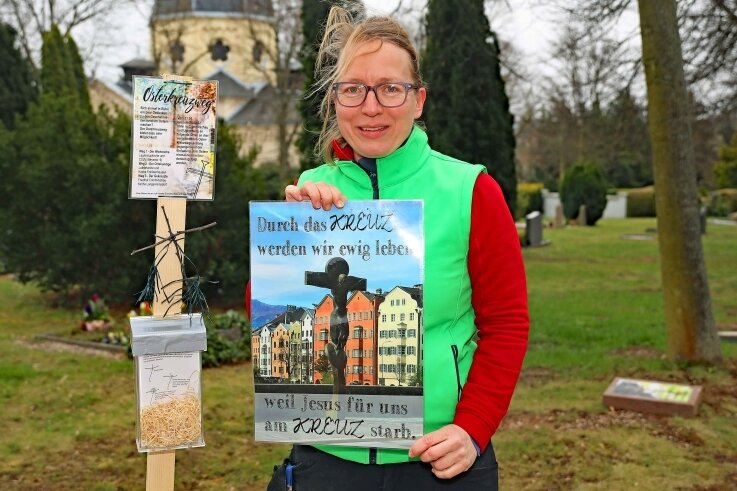 Annett Erler vom "Christlichen Verein Junger Menschen" hat in Crimmitschau drei Osterkreuzwege abgesteckt.