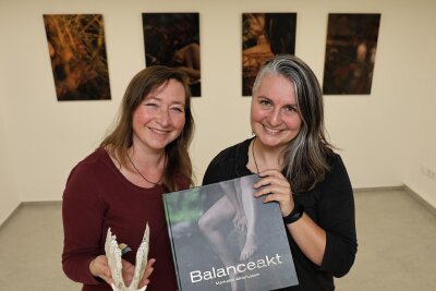 Fotoschau im Erzgebirge: Nackt in der Natur - Ramona (r.) und Katrin Markstein inmitten ihrer Bilder in der Galerie in Meinersdorf.