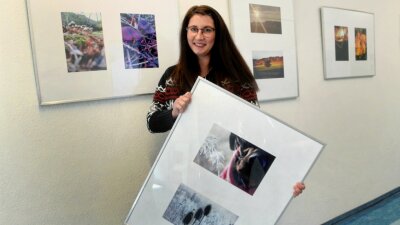 Fotoschau porträtiert vogtländische Natur im Detail - Edwina Hellwich mit ihrer Bildtafel "Eisblumen". Diese beiden Fotografien gehören zu den etwa 30 Naturfotos der jungen Frau, die derzeit im Amtsgericht Auerbach zu sehen sind. 