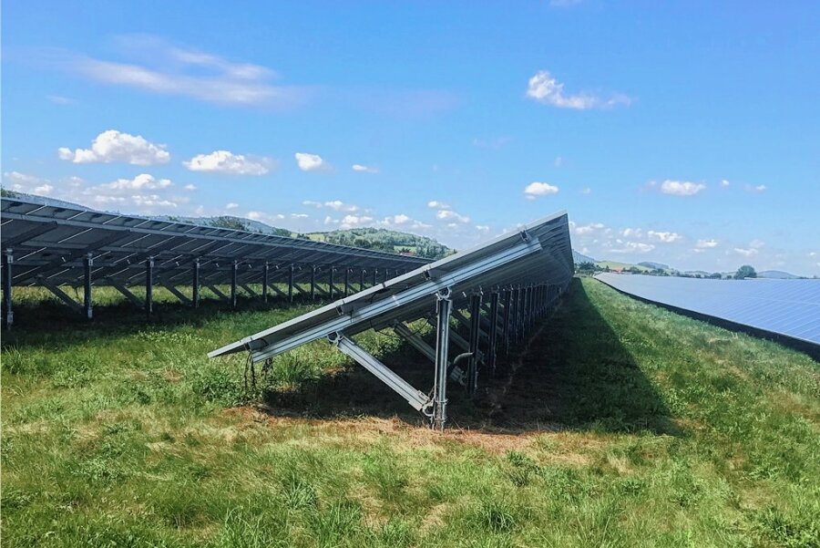 Fotovoltaik: Landwirte in Leubsdorf und Oederan wollen die Sonne anzapfen - Eine Fotovoltaikanlage der Firma Enerlogo. Bei der Anlage in Memmendorf soll noch mehr Platz zwischen den Modultischen sein. 