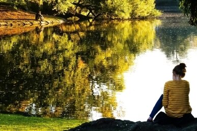 Fotowettbewerb für das Erzgebirge: Auf kreativer Entdeckungstour im Herbst - Das Hauptmotiv, das sitzende Mädchen, ist gut in Szene gesetzt, nicht nur wegen der Position im Bild. Es hebt sich klar vom ruhigen, sehr hellen Hintergrund des sich im Wasser spiegelnden Himmels ab. 