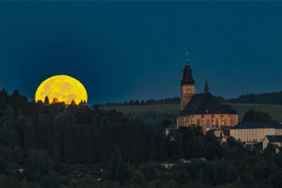 Fotowettbewerb: Wenn der Mond über Schneeberg untergeht - „Monduntergang über Schneeberg“ hat Mario Taßler aus Zschorlaus ein Bild genannt.