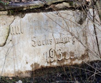 Der wiederentdeckte Schriftzug auf einer Ufermauer am ehemaligen Konzentrationslager Sachsenburg.