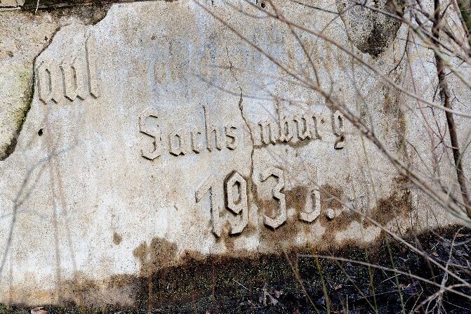 Der wiederentdeckte Schriftzug auf einer Ufermauer am ehemaligen Konzentrationslager Sachsenburg.