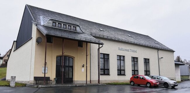 Fragezeichen hinter geplanten Kulturhaus-Anbau in Triebel - Wo früher der Sächsisch-Bayerische Gasthof in Triebel stand, soll als Anbau ans Kulturhaus eine Mehrzweckhalle kommen. Bei Kosten von 300.000 Euro sucht die Gemeinde noch ein Förderprogramm. 
