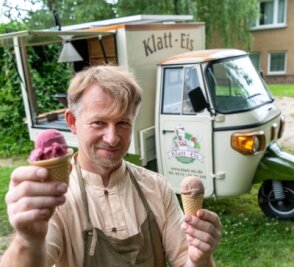 Frankenauer bringt Eis auf drei Rädern - Mit seinem Eismobil steuert Rico Klatt meist Gegenden an, in denen es kein Eiscafé gibt. Auf seinem Grundstück in Frankenau betreibt er an den Wochenenden einen kleinen Eisgarten. 