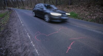 Frankenberg: 88-Jähriger überfährt seine Ex-Lebensgefährtin - An der markierten Stelle der Straße zwischen Mühlbach und Hausdorf, unweit vom Steinbruch, ereignete sich die Tat.
