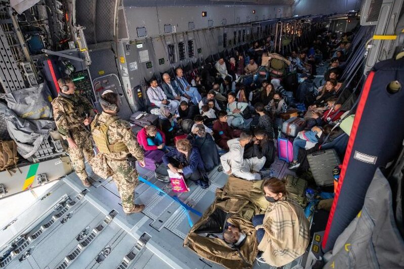            Mit einem Transportflugzeug der Bundeswehr aus Kabul evakuierte Menschen nach der Landung in Taschkent.