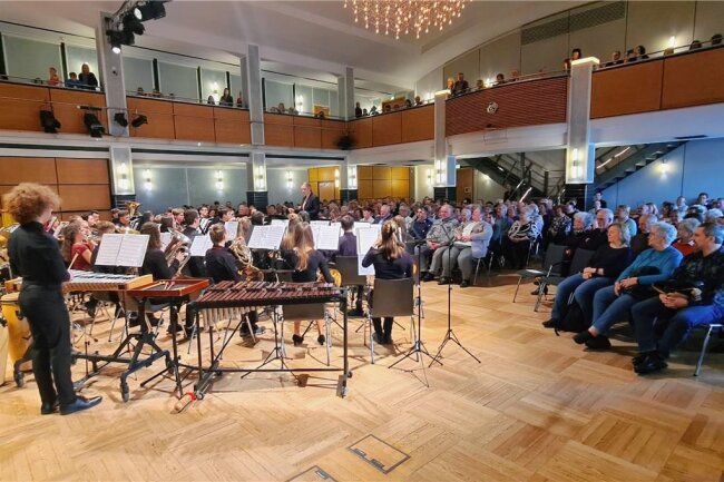 Frankenberg ehrt Lützeltalchor mit Frühlingskonzert - Der Chor des Martin-Luther-Gymnasiums und das Sinfonische Blasorchester Frankenberg begeisterten das Publikum.