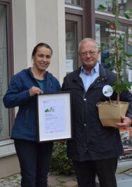 Frankenberg erfolgreich bei Bundespreis Stadtgrün - Thomas Firmenich übergibt den zum Preis gehörenden Ginkgo an Jana Hilger. 